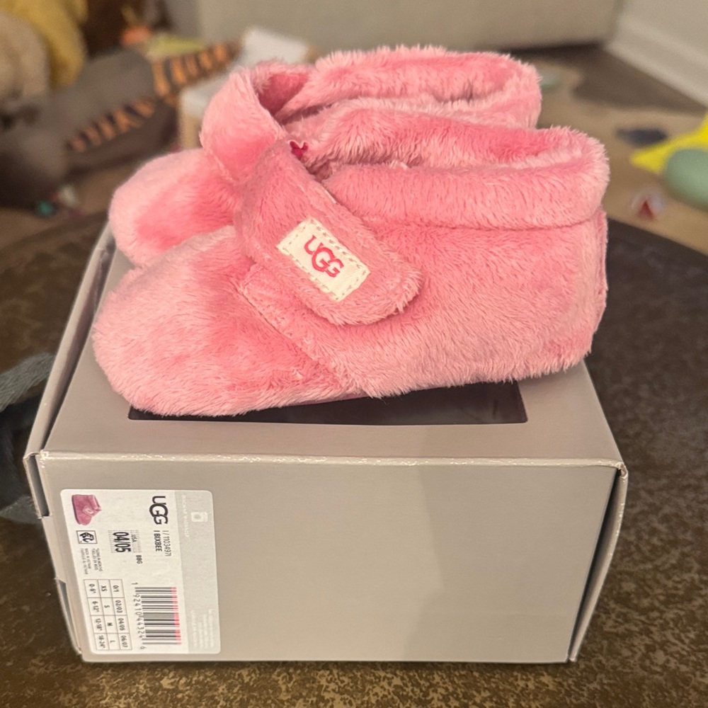 EUC baby girl ugg size 4/5
